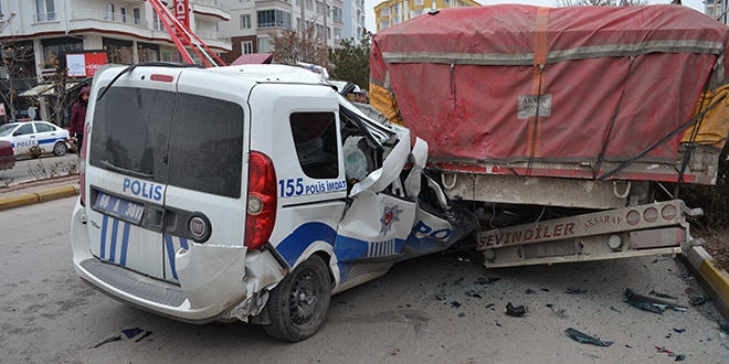 Aksaray'da polis aracı kaza yaptı: 1 polis yaralı