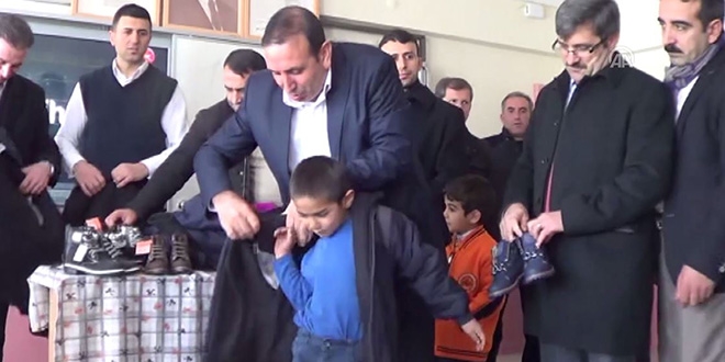 Bingöl'de öğrencilere bot ve mont yardımı