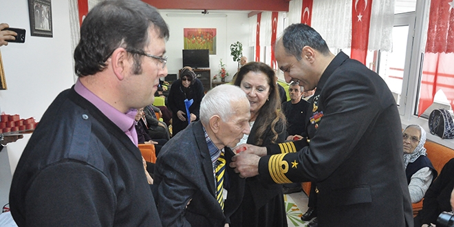 Huzurevinde sigarayı bırakan 47 kişi altınla ödüllendirildi