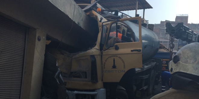 İzmir'de trafik kazası: 1 ölü, 2 yaralı