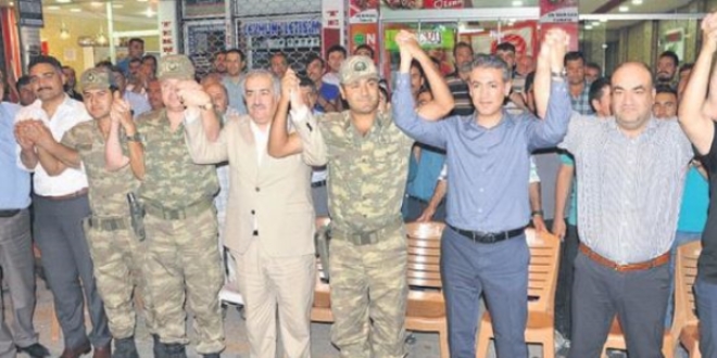 'Dinlemeyin' dediği kaymakamla el ele