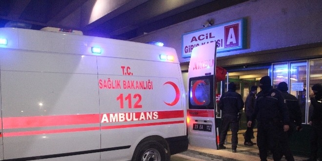 Yaralı 3 askerden biri helikopterle Elazığ'a sevk edildi
