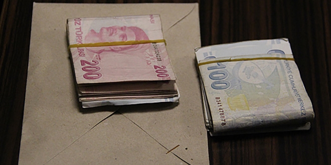 Dolmuşta bulduğu 10 bin lirayı karakola teslim etti