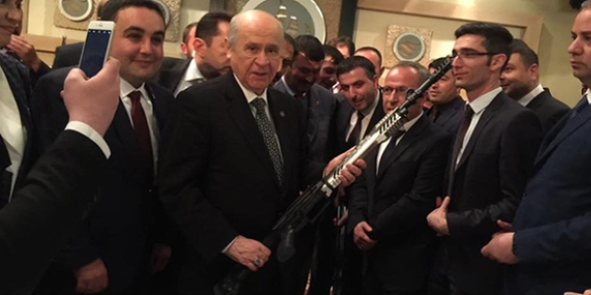 Bahçeli'ye tüfek hediye edildi, 'Şimdi El Bab'a girebilir' dedi