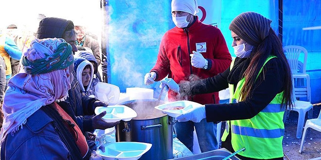 Depremzedelere günde 12 bin kişilik yemek çıkarılıyor