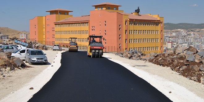 Suruç'ta mahalle ve okul yolları asfaltlanıyor
