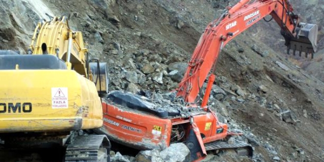 Devrilen iş makinesinin altında kalan kepçe operatörü öldü