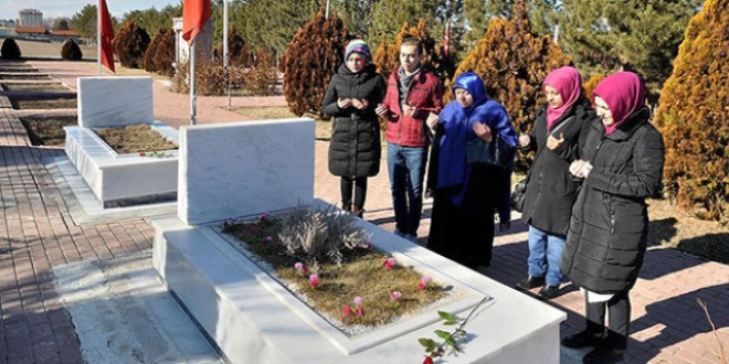 Şehit eşlerinin mezarlarına gül bıraktılar