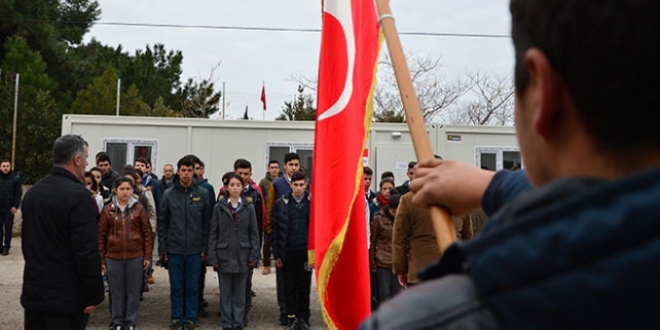 Deprem blgesindeki renciler ders ba yapt