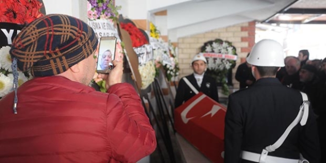 Babasının cenazesini akıllı telefondan izledi