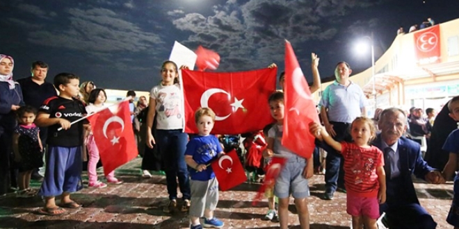 Kaymakamın iki yüzü: Elinde bayrak, cebinde ByLock