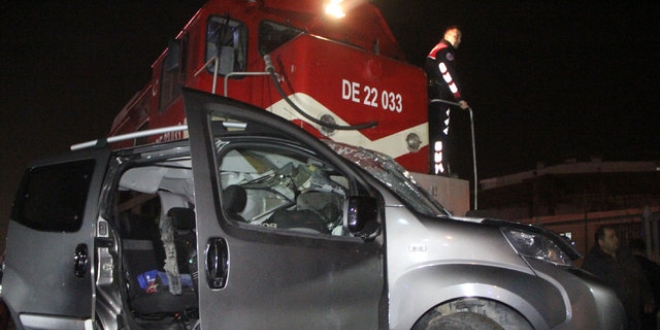 Manisa'da hemzemin geçitte tren araca çarptı: 5 yaralı