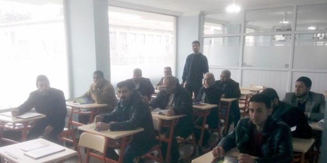 Önce kendileri Türkçe öğrenip sonra da ailelerine öğretiyorlar