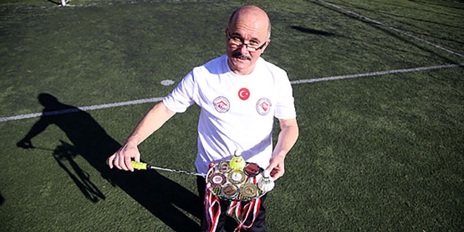 Devlete olan borcunu kazandığı madalyalarla ödüyor