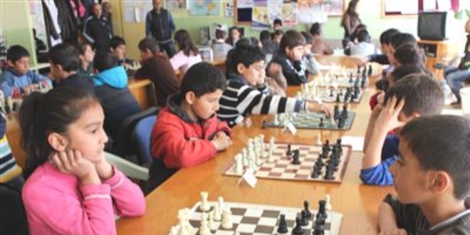 Emniyet'ten Şırnaklı öğrencilere top ve satranç yardımı