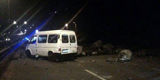 Manisa'da yamaçtan düşen kayalar yolu kapattı