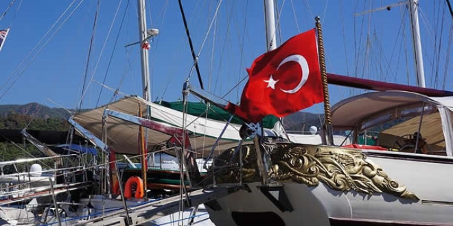 Türk bayrağı taşımayan yatların Türkiye'de kalış süresi sınırlanıyor