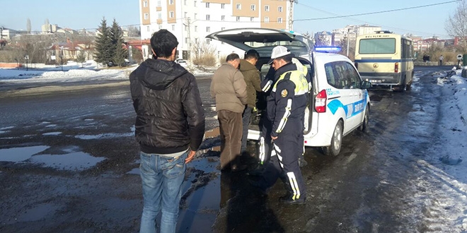 Yolcu gibi davranan trafik polislerinin denetimi sryor