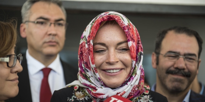 Lindsay Lohan'a Heathrow'da başörtüsü ayrımcılığı