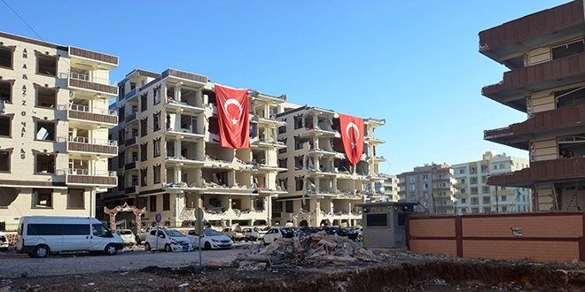 Tır şöförü; Şanlıurfa'da, evi zarar gören terör mağdurlarına 3 ev tahsis etti