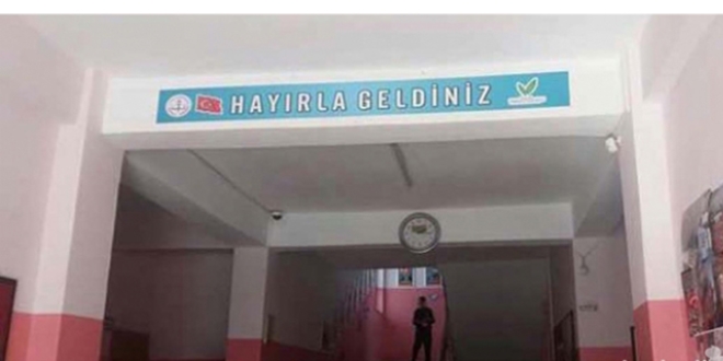 Okuldaki tabelalara referendum ayarı