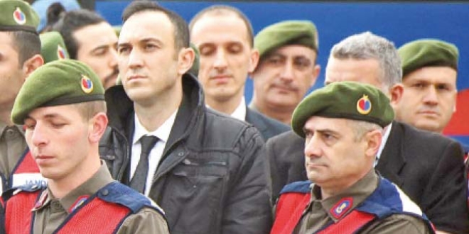 Oteli kırmızı tişörtlü adam göstermiş