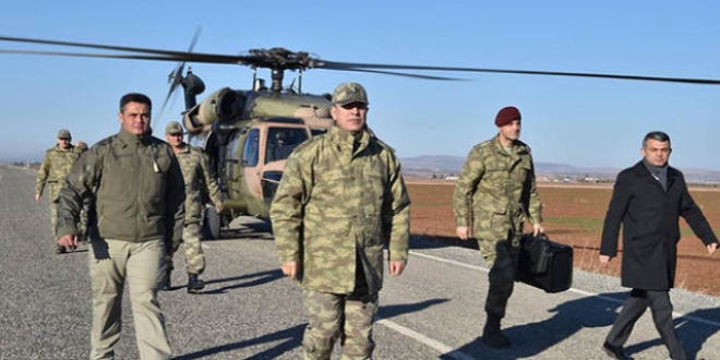 Orgeneral Akar ve komutanlar sınırda