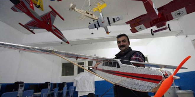 Oğlu için yaptığı model uçakları şimdi yurt dışına satıyor