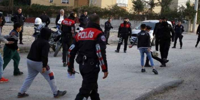 Polisler trafik kurallarına uyan öğrencilerle top oynadı