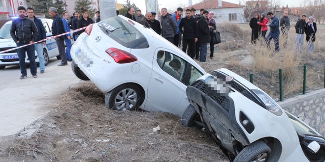 Burdur'da çarpışan araçlar öğrencilerin arasına daldı: 6 yaralı
