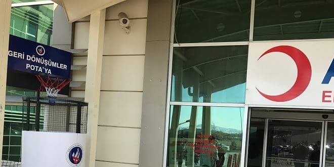 Öğrenciler çöplerini potaya 'smaçlıyor'