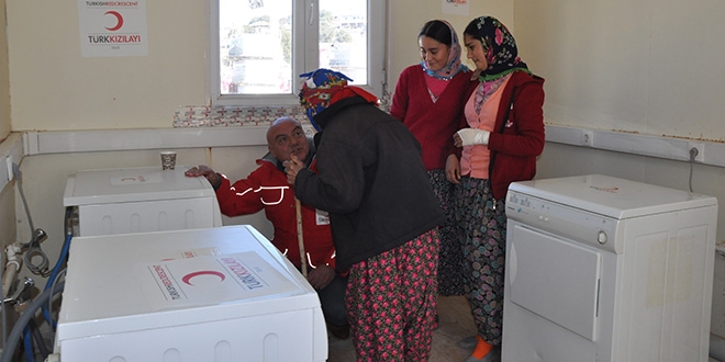Deprem bölgesine mobil çamaşırhane ünitesi kuruldu