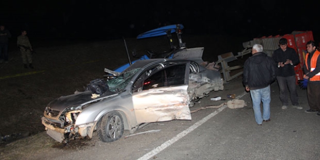 3 aracın karışığı trafik kazası: 2 ölü, 7 yaralı