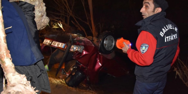 Otomobil dereye devrildi: 2 ölü, 1 yaralı