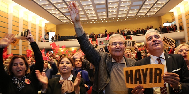 'Bu anayasayı savunan bir anayasa profesörü görmedim'