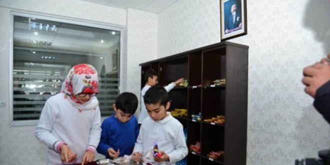 Öğrenciler, sorumlusu bulunmayan kantinden alışveriş yapıyor