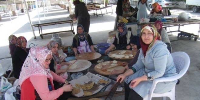 Ev hanımları mahalledeki cami ve Kur'an kursu için seferber oldu