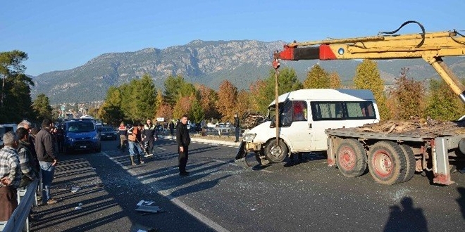 Muğla'da otomobil, işçi servisiyle çarpıştı: 17 yaralı