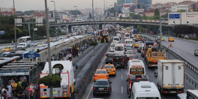 İstanbul'da ters yönden giren araçlar tehlike oluşturdu