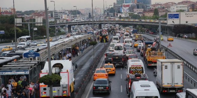 stanbul'da ters ynden giren aralar tehlike oluturdu