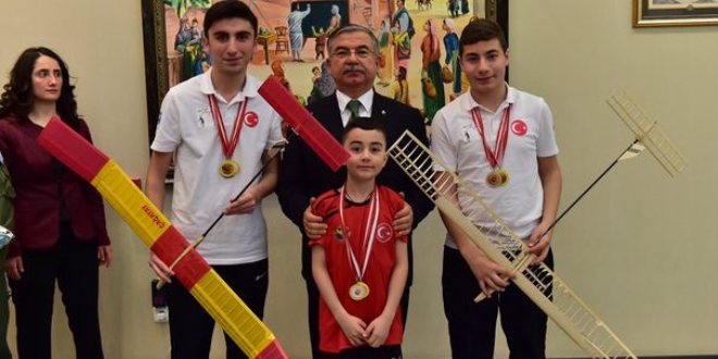 Ylmaz, Sivas Sportif Havaclk Kulb rencilerini kabul etti