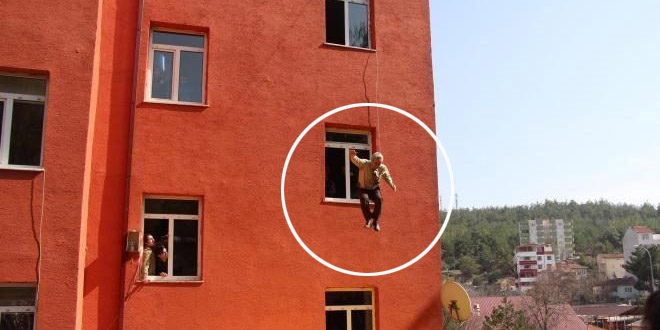 Yangın tatbikatında öğretmenler ikinci kattan atladı
