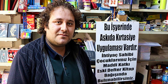 Çocukların yüzünü 'Askıda Kırtasiye' ile güldürüyor