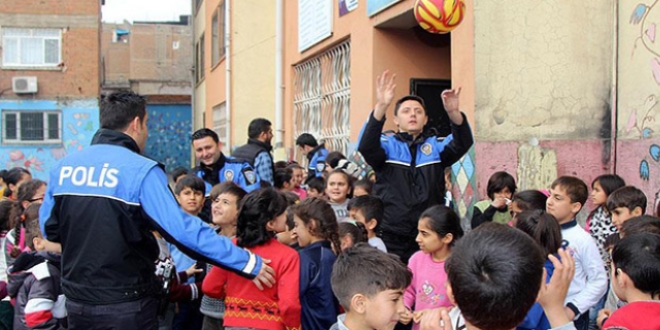 Polis seminer verdii terr maduru ocuklarla top oynad