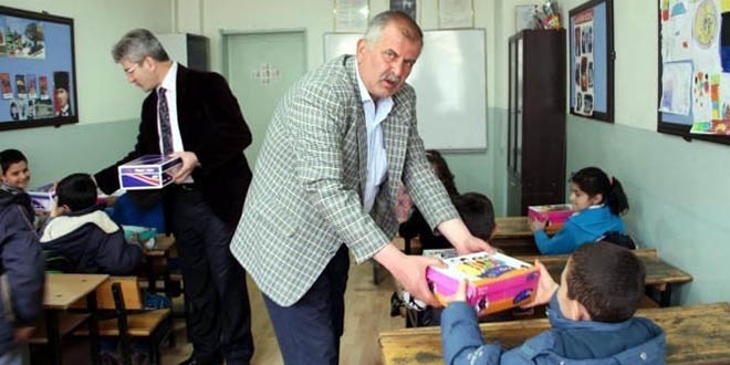 İlkokul öğretmeninden öğrencilerine ayakkabı yardımı