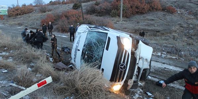 stanbul'da renci servisi devrildi: 14 yaral