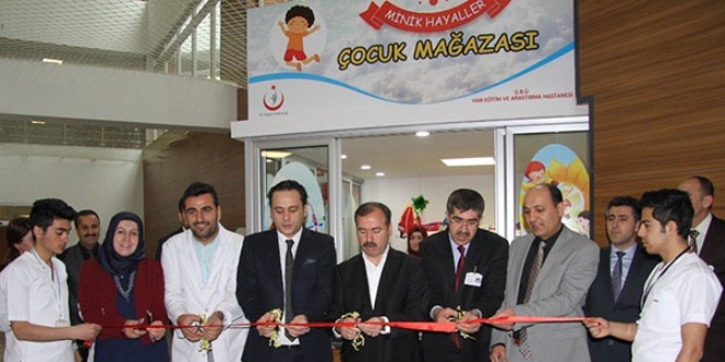 Van'da 'Minik Hayaller Çocuk Mağazası' açıldı