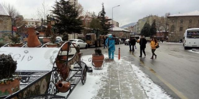 Isparta'da kar yağışı hayatı olumsuz etkiledi