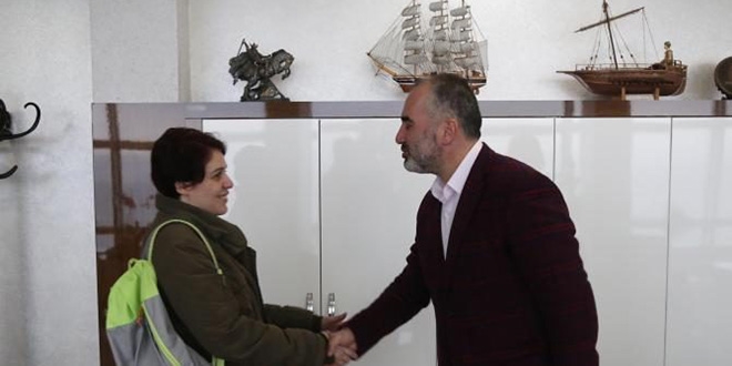 Denize atlayıp kendisini kurtaran başkana teşekkür etti