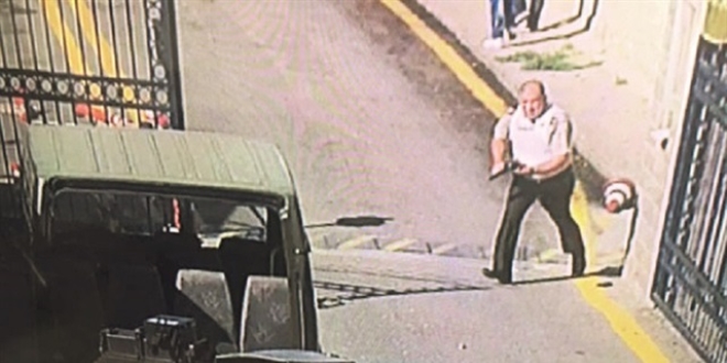 Darbecileri beylik tabancasıyla püskürttü